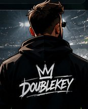 DOUBLEKEY-Manager von hinten mit DOUBLEKEY-Schriftzug auf dem Hoodie
